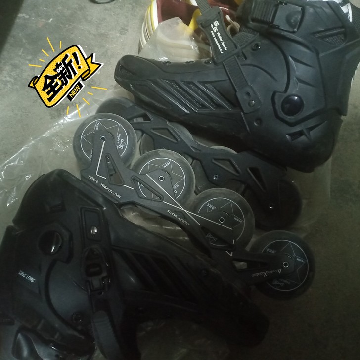 全新轮滑溜冰鞋穿过两次,原价289,九成新...