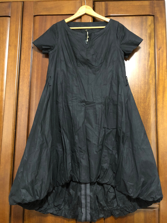 黑色全棉连衣裙，前短后长，裙围大，上身很有...