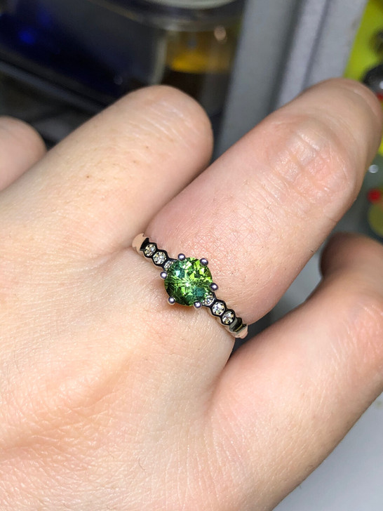 碧玺戒指,纯银镶嵌 戒面卡6 全新。保真...