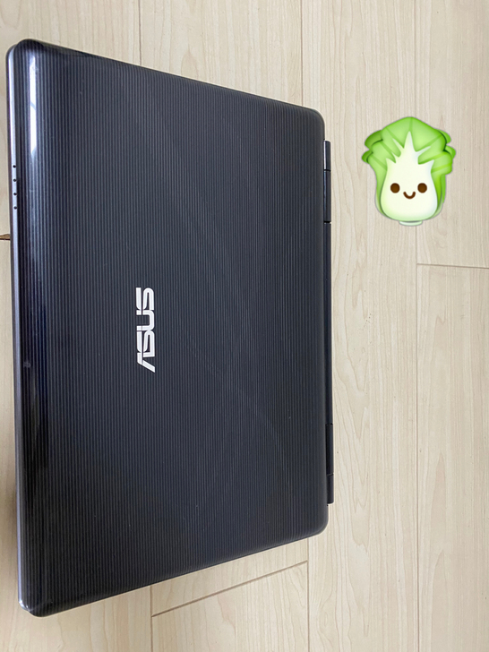 ASUS笔记本电脑，屏幕贴膜都还在，没怎么...