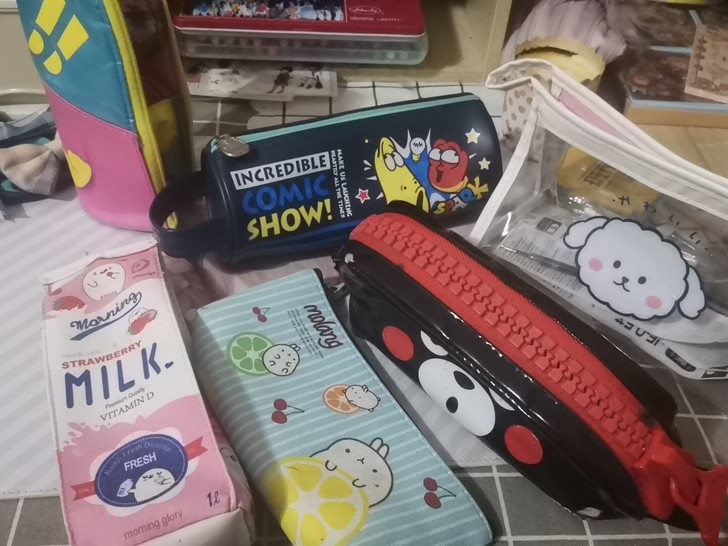 笔袋5元一个 后排2个是在日本旅游时候买的...