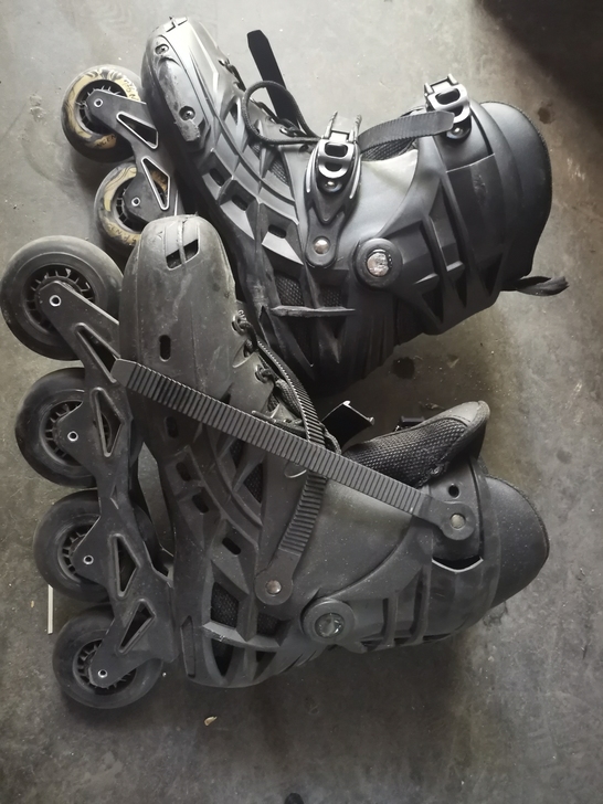 轮滑鞋,因技术原因,闲置不用了,洛神轮滑鞋...