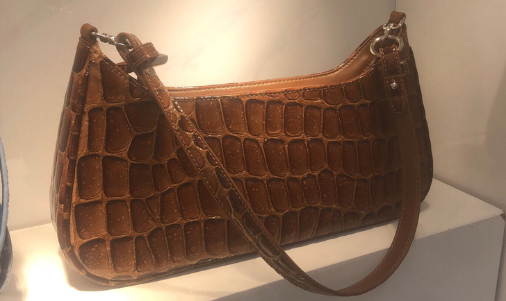 本来是买来送女朋友的。现在好了，已经放了半...