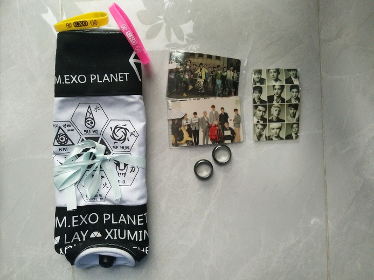 笔袋EXO周边（其实笔袋挺鸡肋的），卡贴的...