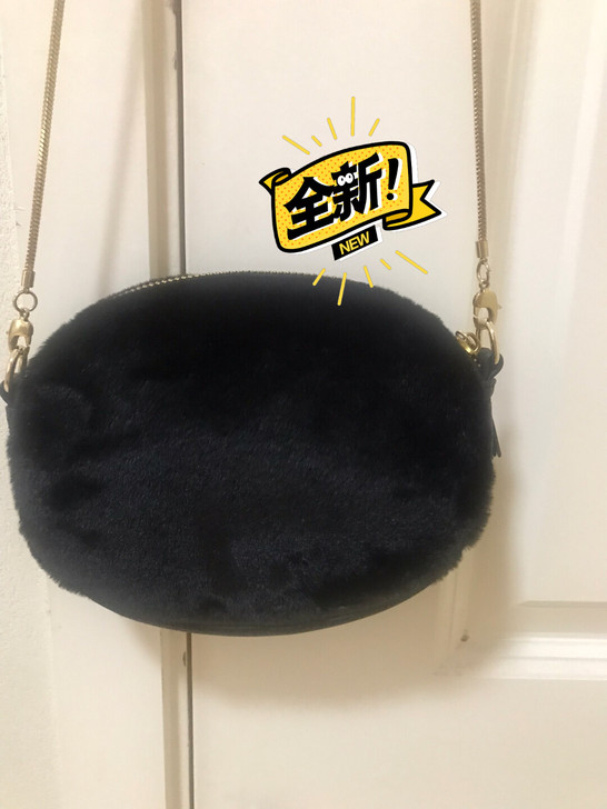 朋友赠送全新未使用，仿皮草小包。蛇骨链和精...