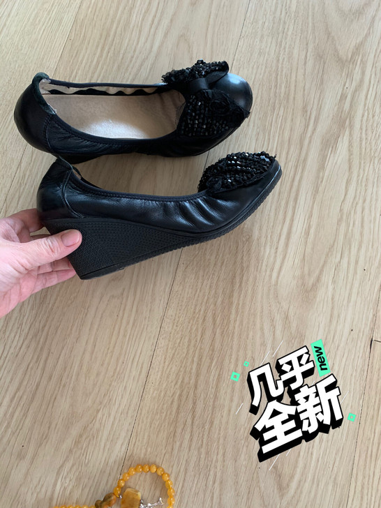 小黑鞋，坡跟。脚肥了，穿不了了。也不能穿这...