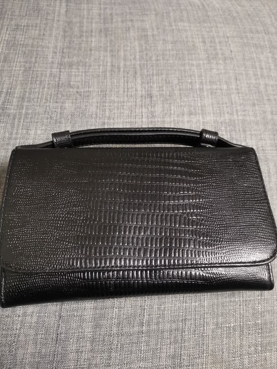 真皮鳄鱼纹手拿钱包一个，可以拎(包上手带可...