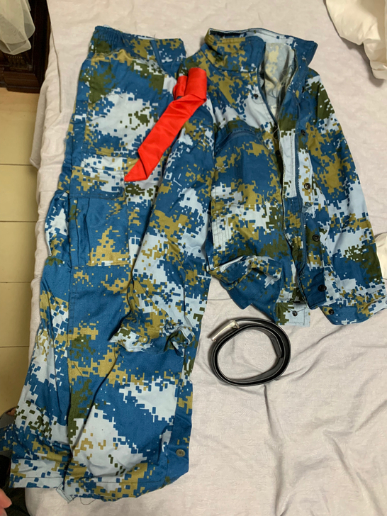 军训的衣服,不需要了。上衣、裤子、腰带、红...