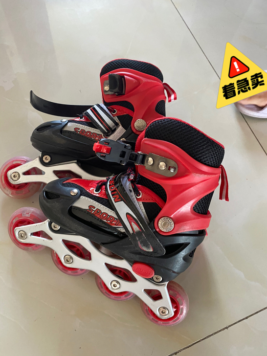 儿童轮滑鞋，26-32码，搬家急出。位置白...
