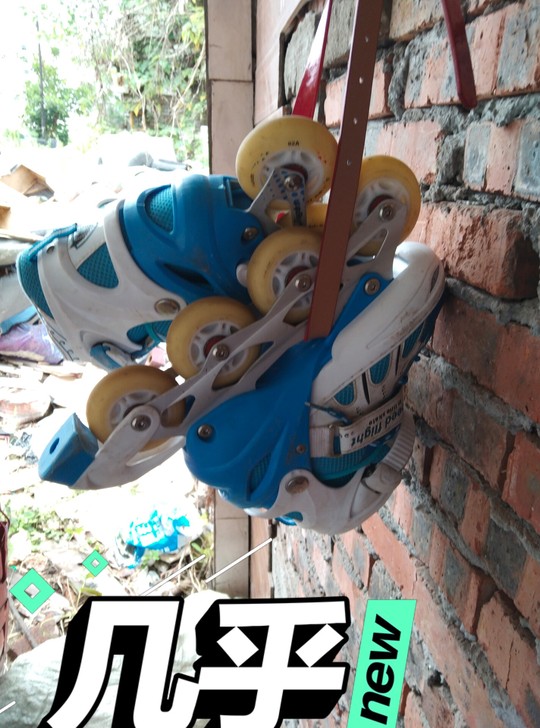 两双旱冰鞋，给钱就卖，一双36码，一双43码