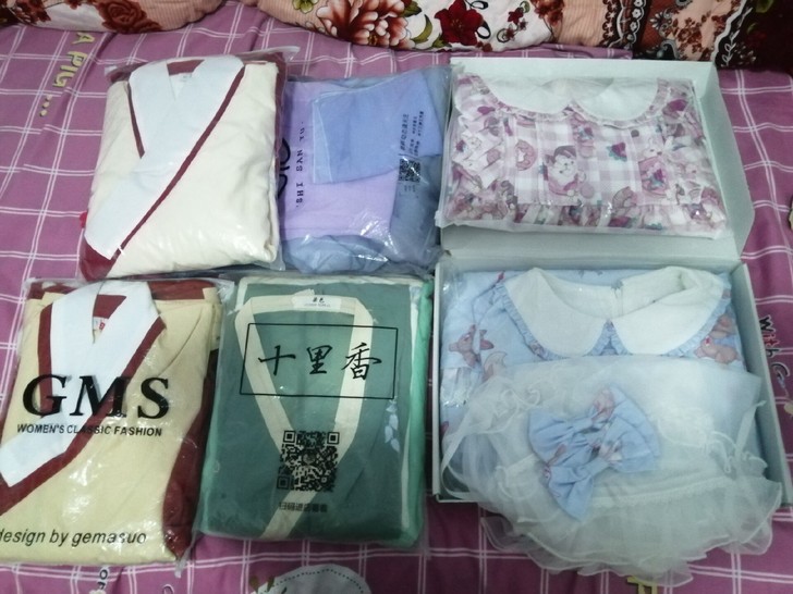 出几套汉服、洛丽塔。