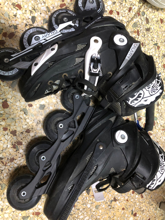 学校滑轮课在老师那买的，没穿过几次，41码...