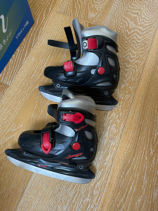 美洲狮COUGAR滑冰鞋冰刀鞋。妹妹上滑冰...