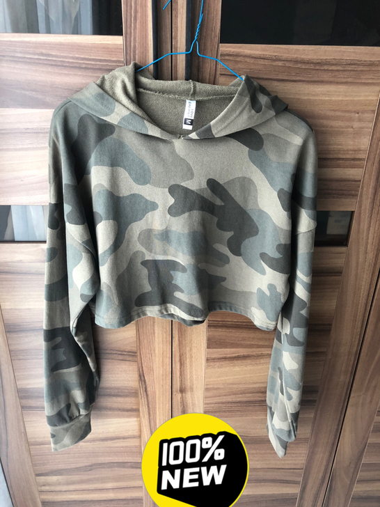 迷彩服露脐装，很呈肤色