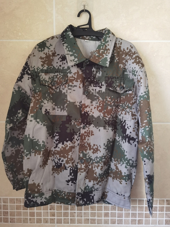 军训迷彩服一套，尺码160，99新。长春同...