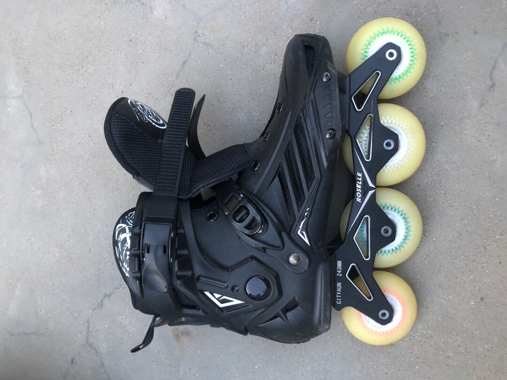 几年前买的玩了两次一直放着，  自带的东西...