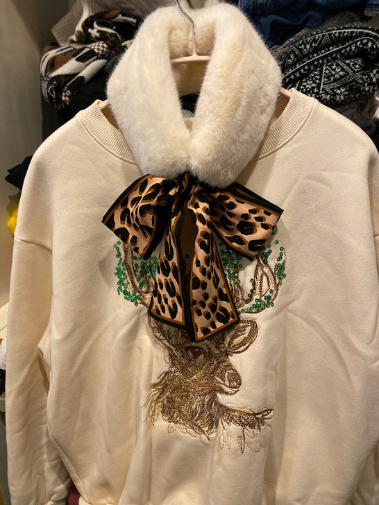 加绒卫衣。围脖是我另外搭的。围脖买来也要一...