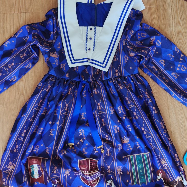 这应该是个lo服叭，不过是个山，啥牌子的忘...