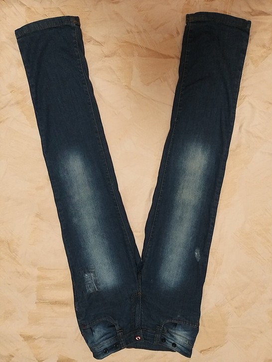 15.88元。140码牛仔裤，裤腰平铺32...