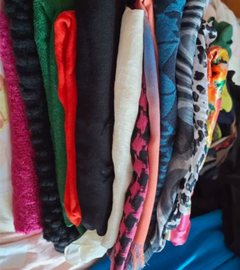 整理出来好多女式围巾，有薄的和厚的，价格不...