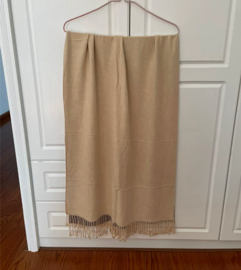 双面围巾，柔软不扎，九成新，有点折痕，确认...