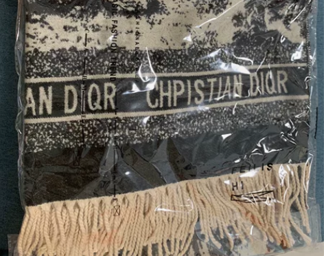 全新的围巾，便宜出！还没有打开包装。 感兴趣的话点“我想要”...