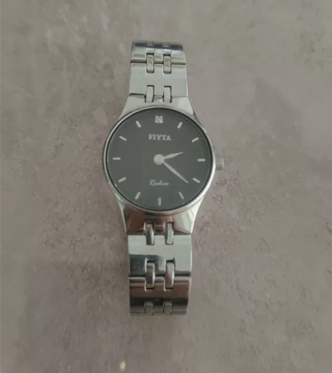 飞亚达女表，带小碎钻一个，表盘精致，全部都...