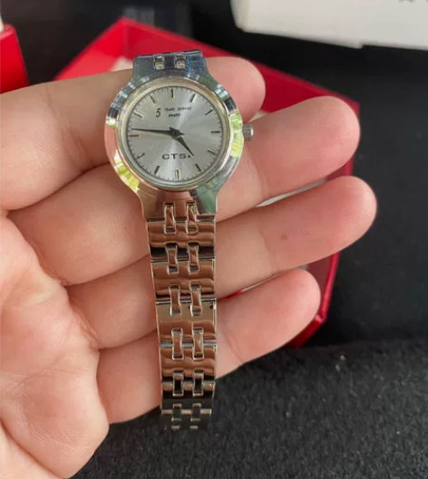 罗西尼女表，公司发的，一直没带过，现在没电...