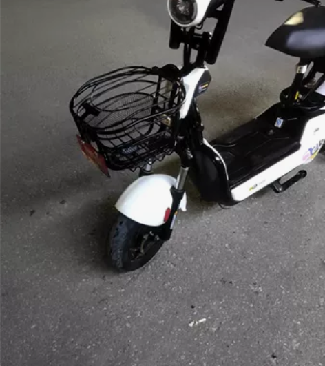 出台铃小电车，去年底买的，买的时候两千四百...