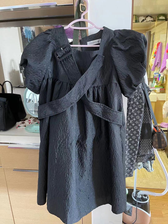 泡泡袖连衣裙拍照穿一次闲置出