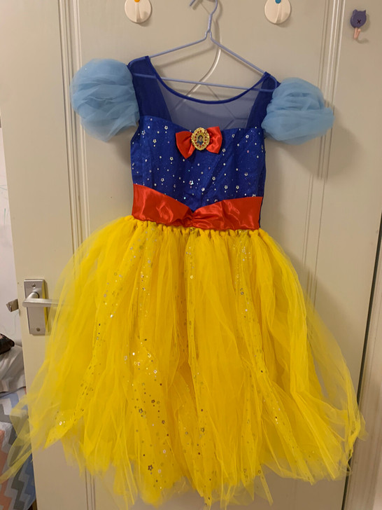 为了六一活动买的白雪公主裙子 掉金粉