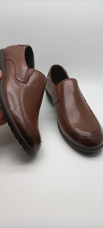 骆驼正品过季男皮鞋 棕色的 全新有原盒 头...