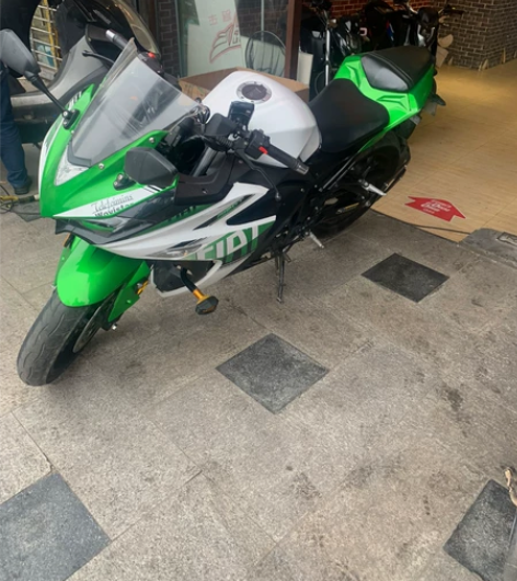 21年上牌V6,手续齐全 感兴趣的话点“我...