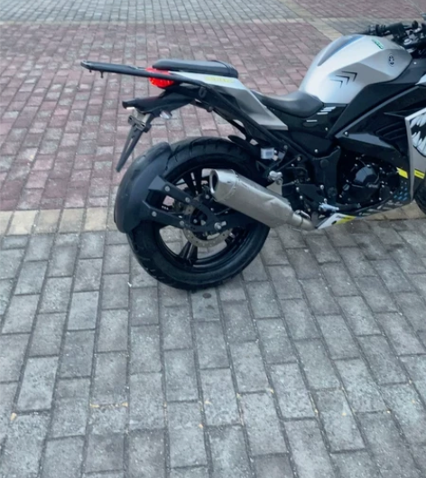 双杠400 国4电喷 新世纪牌 带牌带证