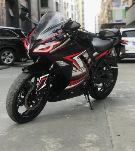 黑色小忍者️到货一台，400排量，有牌有证...