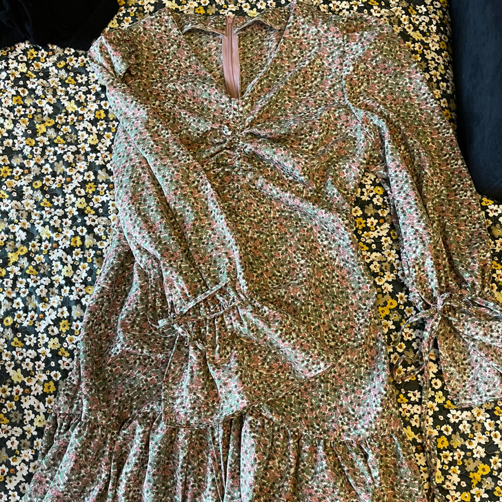 碎花长袖裙 比较宽松带收腰130内都可以穿的 全新