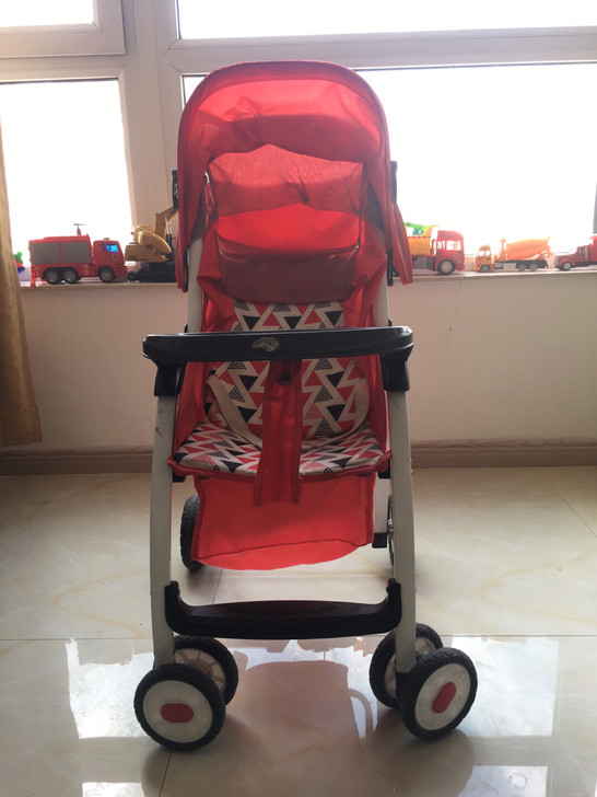 婴儿车。轻便型、轻巧好推！可以一键收车出门...