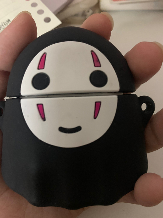 出qcy t8充电仓，送个耳机套，两个耳机...