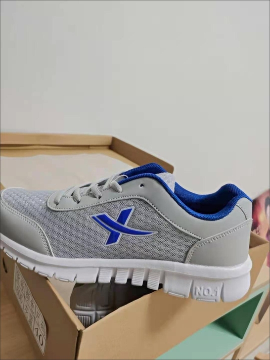 出售三款运动鞋,全新的,没有瑕疵,商场下架...