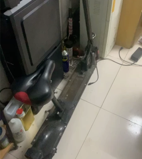 电动滑板车，成色一般，轮子声音有点响，满电...