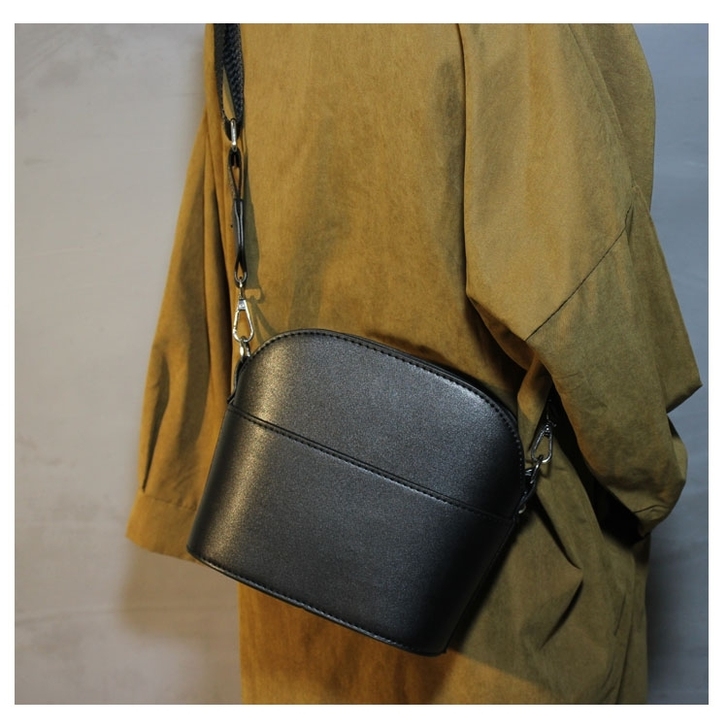 上新宽带斜挎小包包女2019新款网红小黑包...