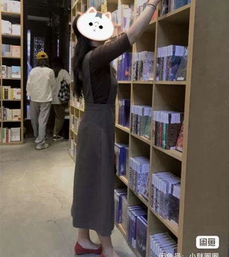 背带裙 实体店买的两百多，料子舒服，穿了两...