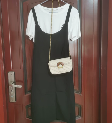 黑色背带裙20元一件，可拍细节图，两件非偏...