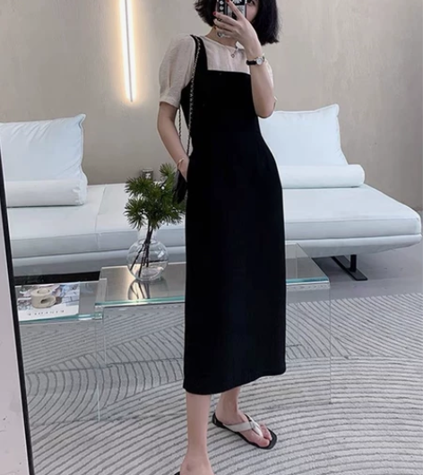 包邮，自己搭配的两件套，黑色背带裙后面是开...