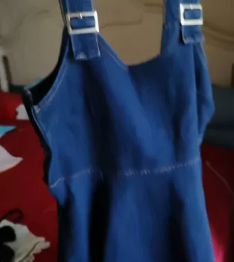 侧拉链背带裙连衣裙 感兴趣的话点“我想要”...