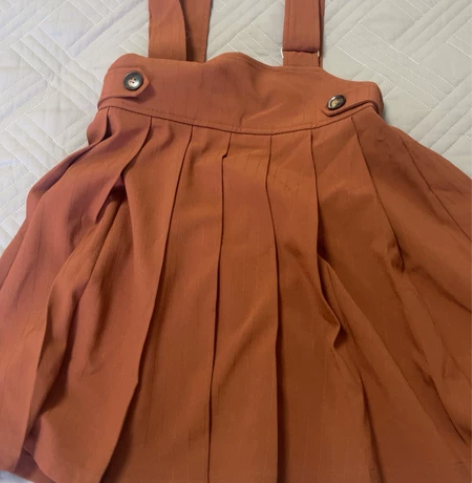 全新背带裙，背带可调节，后面有拉链 感兴趣...