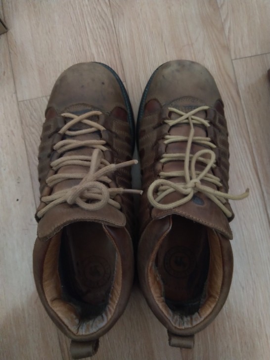 出售骆驼鞋一双