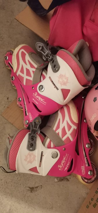 迪卡侬中级别单排轮滑，比初级别的轮滑要稳很...