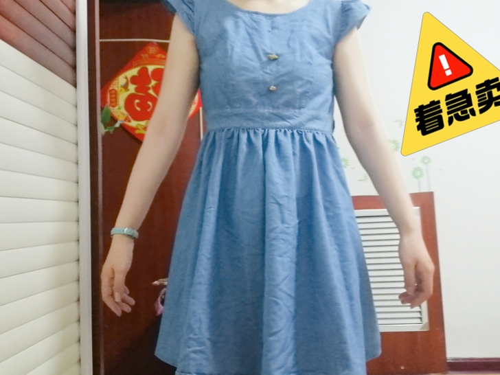 可爱天蓝色短款连衣裙镂空心机设计儿童服装