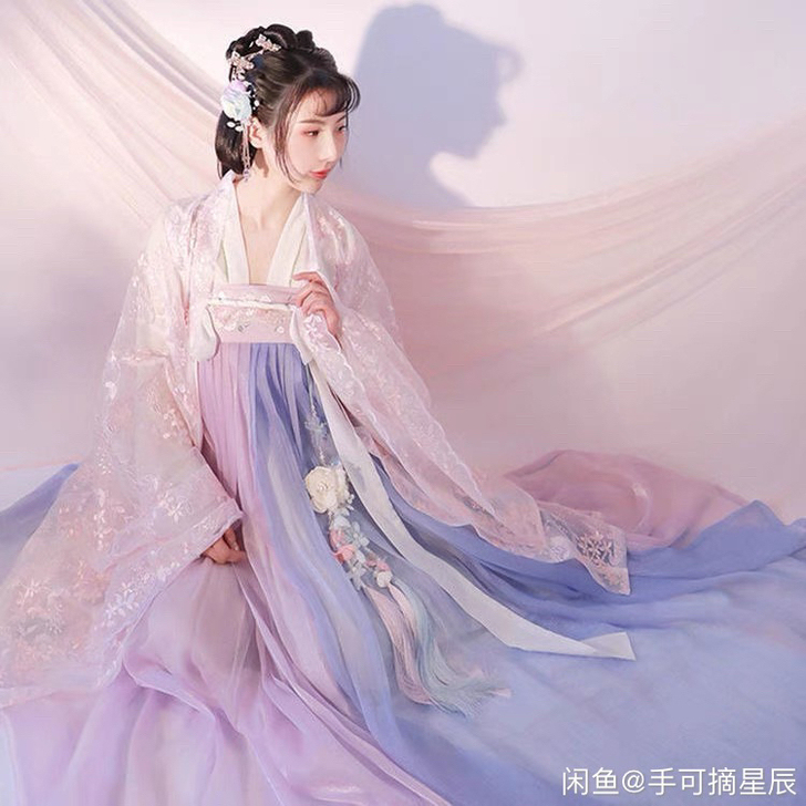 汉服,几乎全新,只穿过一次。料子很好。柔软...